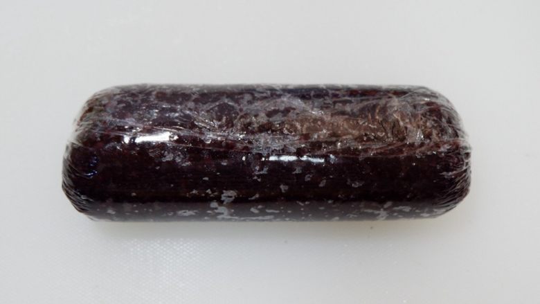 紫糯米瓷饭团,卷起来,两头拧紧