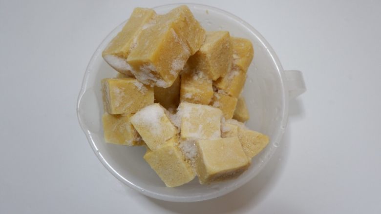 五花肉炖白菜冻豆腐,<a style='color:red;display:inline-block;' href='/shicai/ 469'>冻豆腐</a>准备好,我是用北豆腐放冰箱里自己冻的。