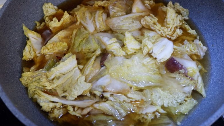 五花肉炖白菜冻豆腐,加入适量水,没过白菜即可。