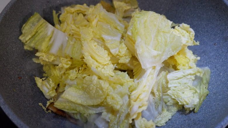 五花肉炖白菜冻豆腐,加入<a style='color:red;display:inline-block;' href='/shicai/ 114'>白菜</a>,翻炒至微微见软。