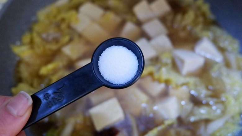 五花肉炖白菜冻豆腐,加入少许盐,盖上锅盖炖煮一会。