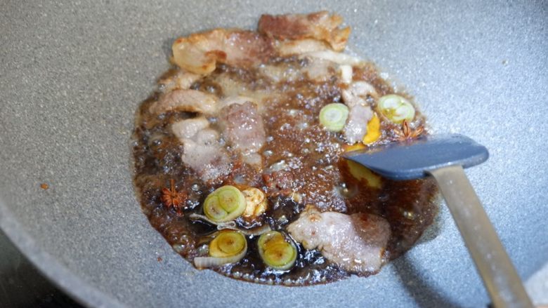 五花肉炖白菜冻豆腐,翻炒均匀后加入<a style='color:red;display:inline-block;' href='/shicai/ 692'>酱油</a>,将肉片翻炒上色。
