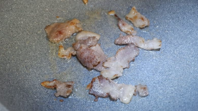 五花肉炖白菜冻豆腐,继续炒,炒至边缘微焦