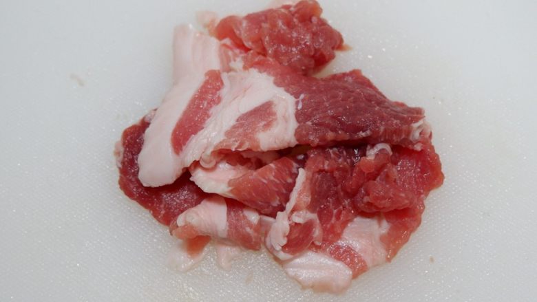 五花肉炖白菜冻豆腐,<a style='color:red;display:inline-block;' href='/shicai/ 428'>五花肉</a>洗净,切成薄片。