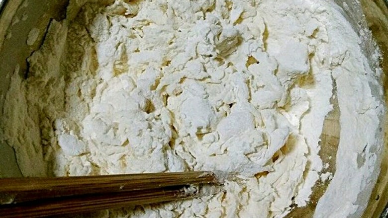 素饺子,搅拌成雪花状,然后揉成面团。