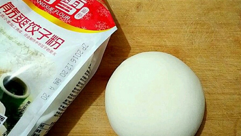 素饺子,将揉好的面团加盖保鲜膜醒20分钟。这次用的饺子粉筋性十足,和面的时候无需加盐提筋性了。