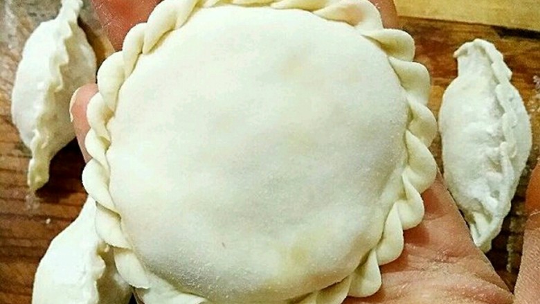 素饺子,我们家的习惯是最后要包一个盒子,给家里最年幼的小朋友吃。
