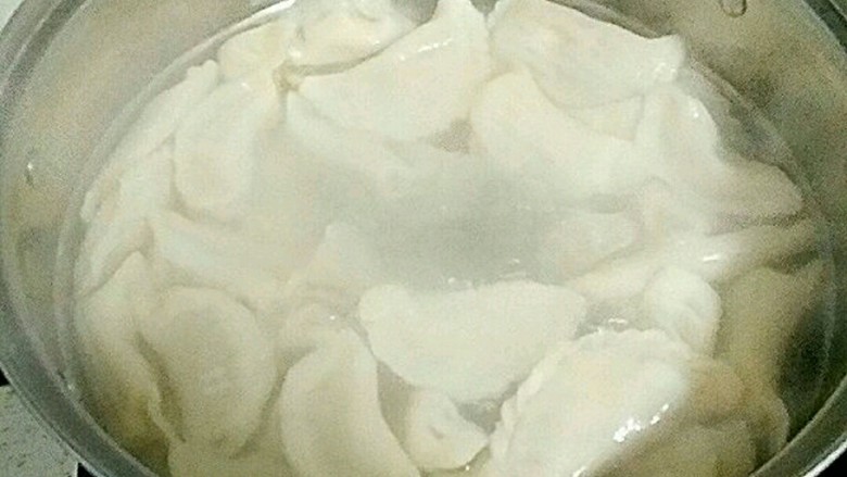 素饺子,锅中适量水,煮开,饺子下锅,点两次水,煮三个开,待饺子完全漂起时沥水捞出。