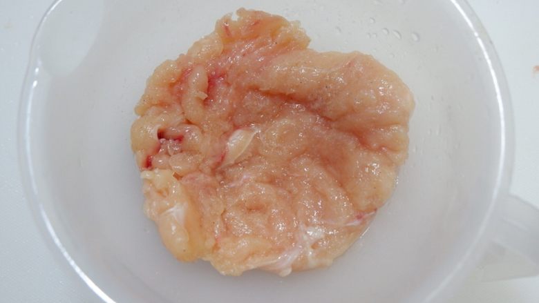 紫米核桃鸡肉卷,用手抓抹均匀,腌制15分钟。