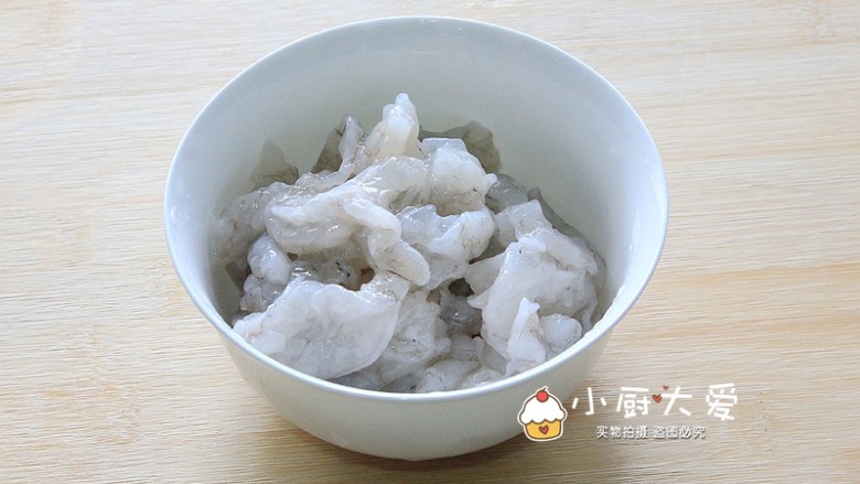 过年菜---鸡蛋滑虾仁,清洗干净后放在碗里