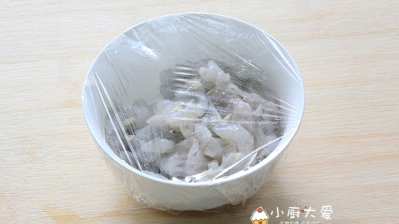 过年菜---鸡蛋滑虾仁,抓匀后用保鲜膜盖上放冰箱里冷藏二十分钟