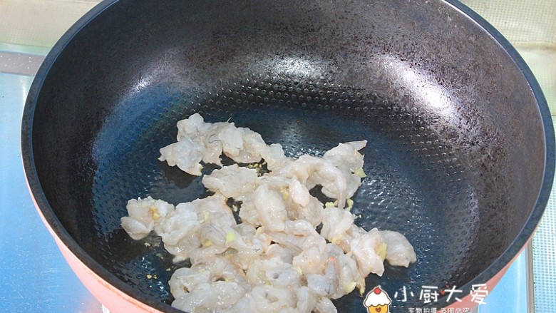 过年菜---鸡蛋滑虾仁,炒锅烧热后,放入10克左右食用油,然后把腌制后的虾仁放进锅里
