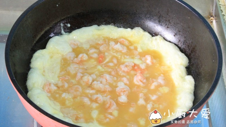 过年菜---鸡蛋滑虾仁,炒锅重新烧热,放入剩下的食用油,把鸡蛋虾仁液下锅