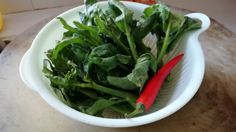 清炒芥蓝,准备食材,芥蓝菜,<a style='color:red;display:inline-block;' href='/shicai/ 86663'>红辣椒</a>洗干净