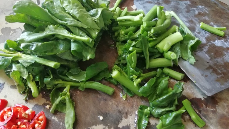 清炒芥蓝,芥蓝菜切段,茎和叶分开