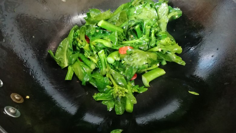 清炒芥蓝,翻炒下,加点水