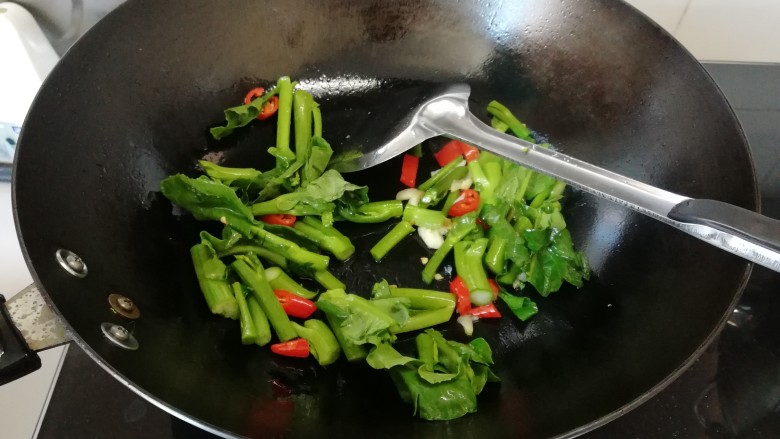 清炒芥蓝,放入芥蓝茎的部分,翻炒熟