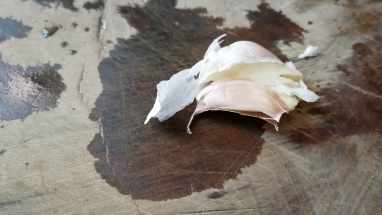 清炒芥蓝,蒜瓣用刀拍扁,切碎