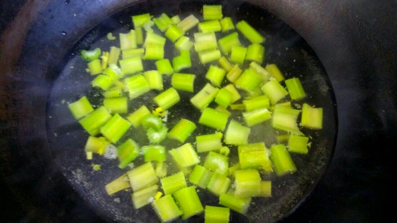 炝拌豆腐,锅中放入适量清水,放入芹菜丁烧开。