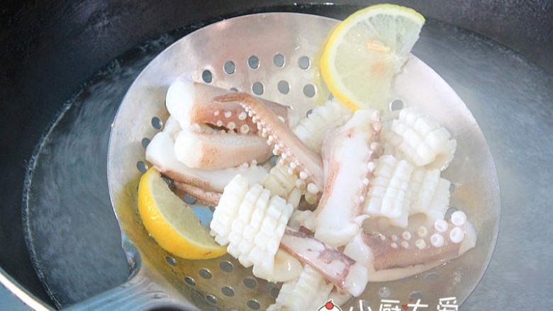 过年菜----泰式海鲜沙拉,放入沸水中焯熟,焯水的时候放几片<a style='color:red;display:inline-block;' href='/shicai/ 595'>柠檬</a>,捞出沥干水份