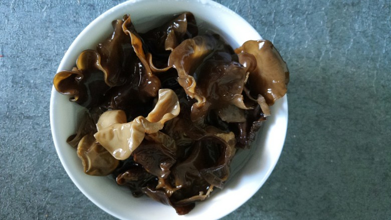 木耳拌黄瓜,把<a style='color:red;display:inline-block;' href='/shicai/ 233'>木耳</a>用水泡发,大概泡半个小时左右