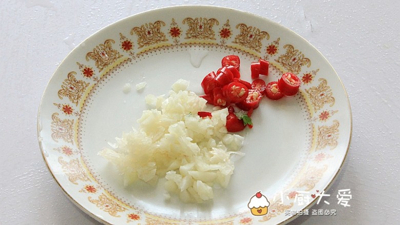 过年菜----泰式海鲜沙拉,<a style='color:red;display:inline-block;' href='/shicai/ 2794'>大蒜</a>剁碎,小米辣切圈