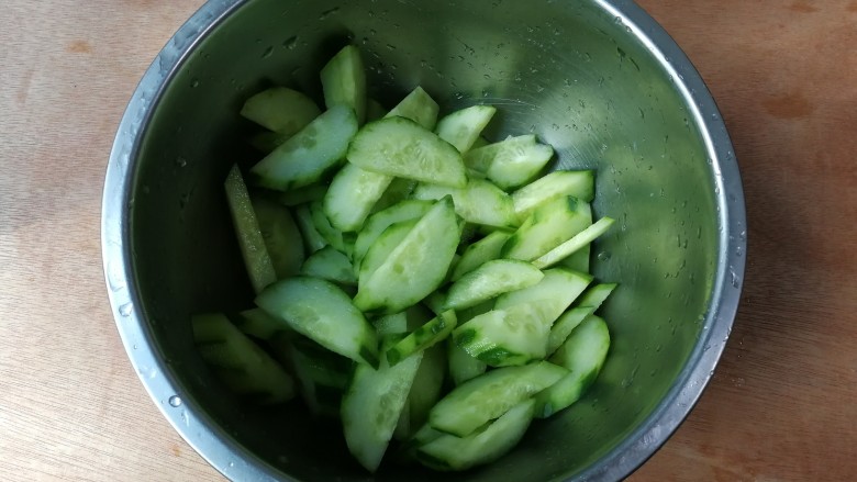 小家碧玉~蒜泥黄瓜片,放入小盆