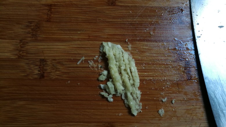 小家碧玉~蒜泥黄瓜片,再剁成蒜泥