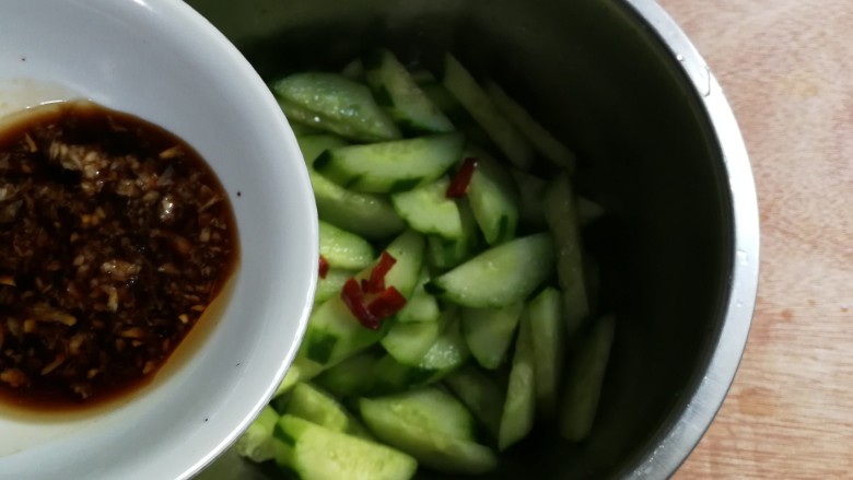 小家碧玉~蒜泥黄瓜片,蒜泥调料倒入小盆里