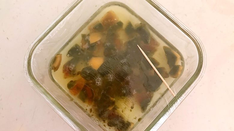 像果冻一样的三色蒸蛋,盖上耐高温保鲜膜,用牙签扎十几个出气孔