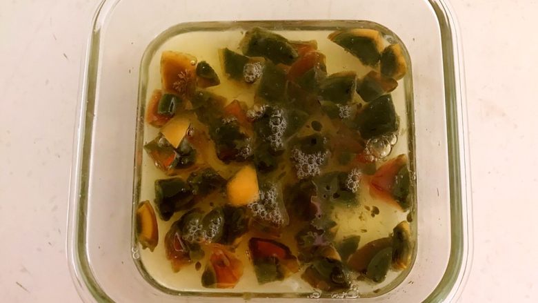 像果冻一样的三色蒸蛋,把蛋清倒入碗中,把松花蛋和蛋清液调匀