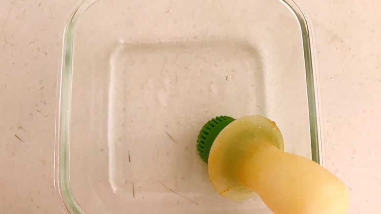 像果冻一样的三色蒸蛋,取一个玻璃碗,在碗里刷一层大豆色拉油