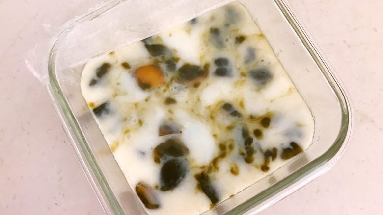 像果冻一样的三色蒸蛋,把玻璃碗取出来,揭开保鲜膜