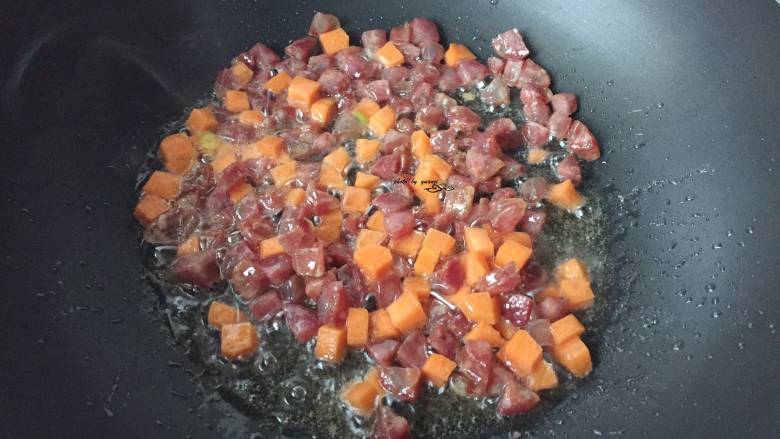 香肠焖饭,加入胡萝卜丁翻炒片刻
