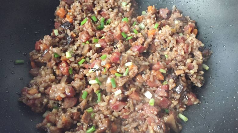 香肠焖饭,大火煮开后转小火25-30分钟,出锅前撒葱花