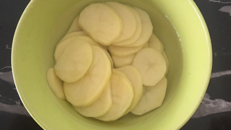 孜然土豆牛肉,土豆片切约4-5mm宽，洗净淀粉