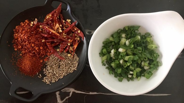 孜然土豆牛肉,<a style='color:red;display:inline-block;' href='/shicai/ 86474'>干辣椒</a>斜切丝，<a style='color:red;display:inline-block;' href='/shicai/ 3232'>香葱</a>末