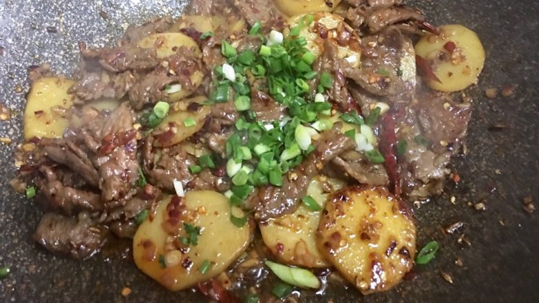 孜然土豆牛肉,撒上葱花，关火翻炒均匀即可出锅