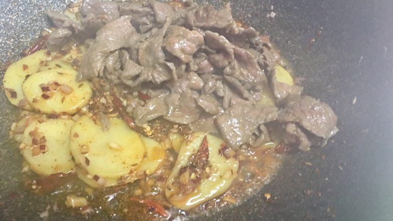 孜然土豆牛肉,下牛肉翻炒片刻