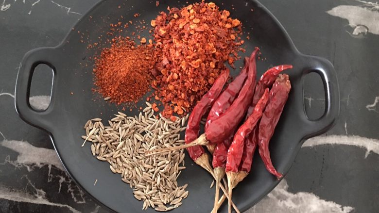 孜然土豆牛肉,食材准备：各种辣椒和<a style='color:red;display:inline-block;' href='/shicai/ 146573'>孜然粒</a>