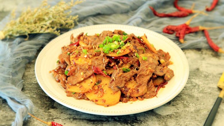 孜然土豆牛肉,装盘