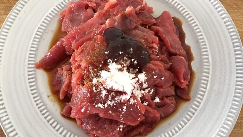 孜然土豆牛肉,牛肉断丝切片，加上蚝油，料酒，生抽，<a style='color:red;display:inline-block;' href='/shicai/ 146542'>孜然粉</a>，一点点生粉，腌制十五分钟左右