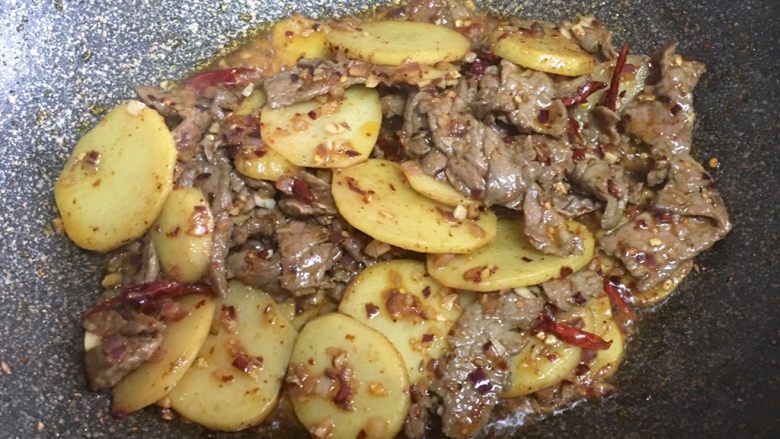 孜然土豆牛肉,调味：加入少量盐和鸡精炒匀起锅
