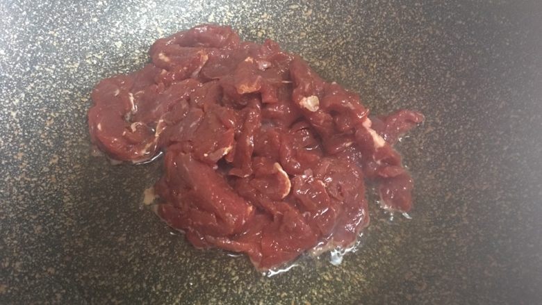 孜然土豆牛肉,冷锅热油，稍多一点，大火，滑炒牛肉，稍微断生变色即可装出，留底油