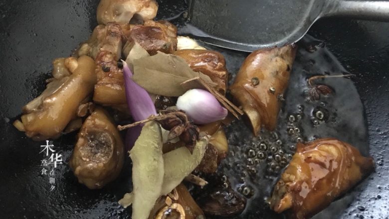 红烧猪蹄(高压锅版),加入香料,炒出香味。