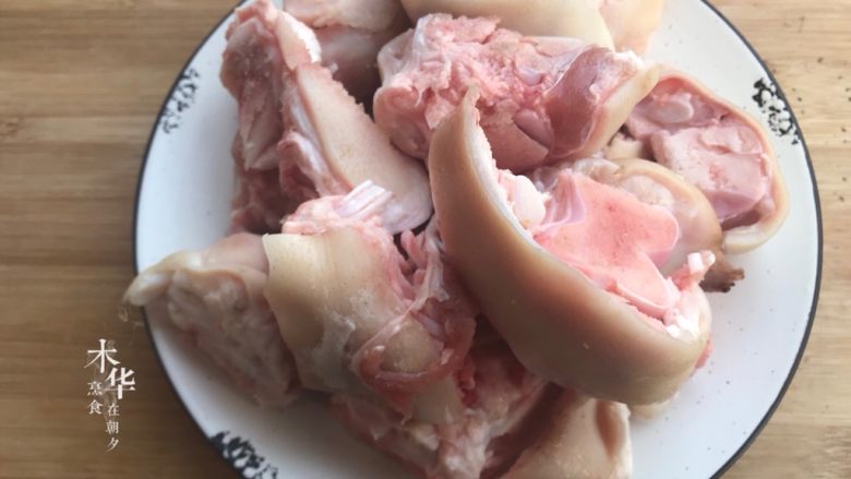 红烧猪蹄(高压锅版),猪前蹄,又叫猪首,可以让肉档师傅帮忙刮毛烧干净,砍小块。