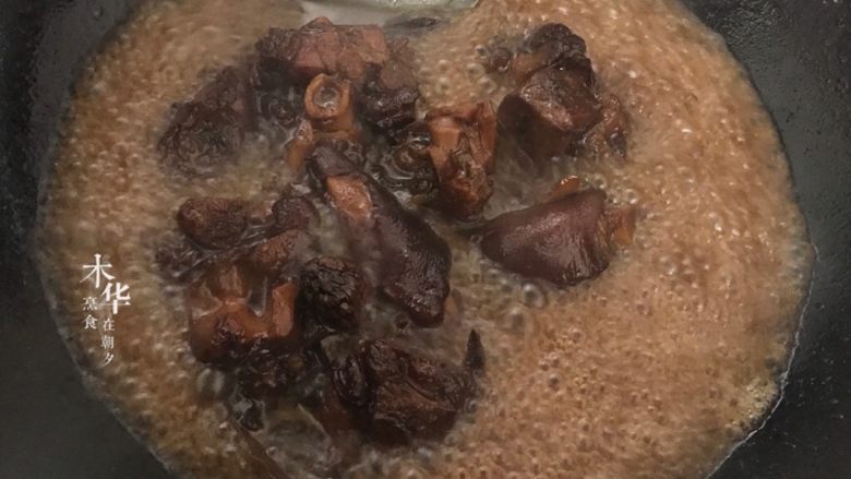 红烧猪蹄(高压锅版),猪蹄压好后,倒入炒锅,大火收汁。
