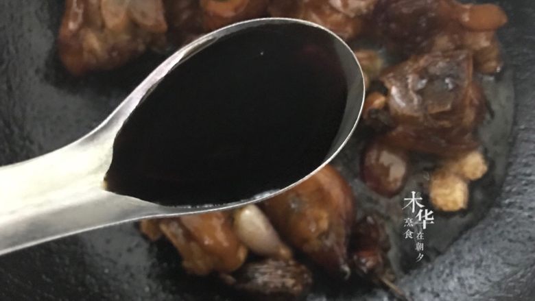 红烧猪蹄(高压锅版),加入一大勺<a style='color:red;display:inline-block;' href='/shicai/ 788'>生抽</a>,翻炒均匀。