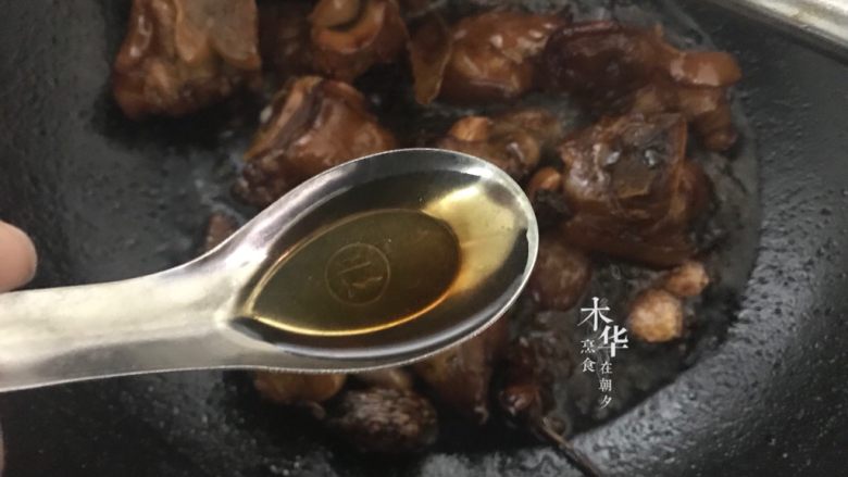 红烧猪蹄(高压锅版),加入一大勺料酒,翻炒均匀。