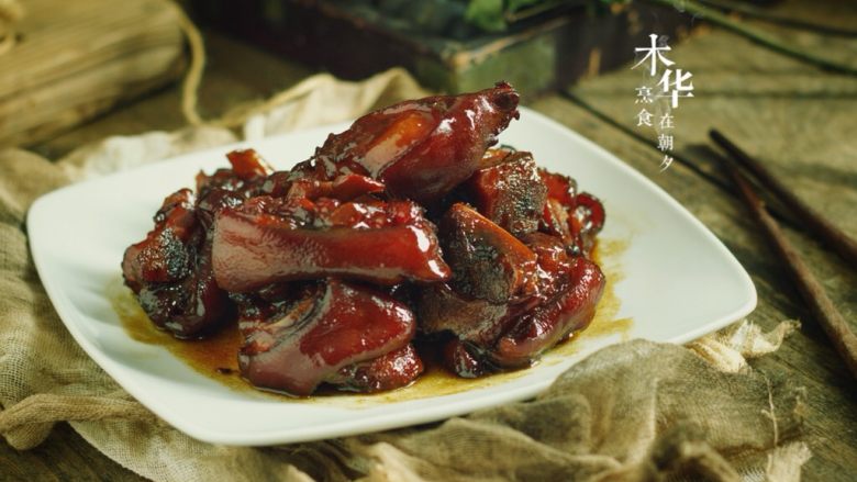 红烧猪蹄(高压锅版),炒到酱汁减少浓稠就可以盛出摆盘开吃。感觉用手抓着吃会比较香。